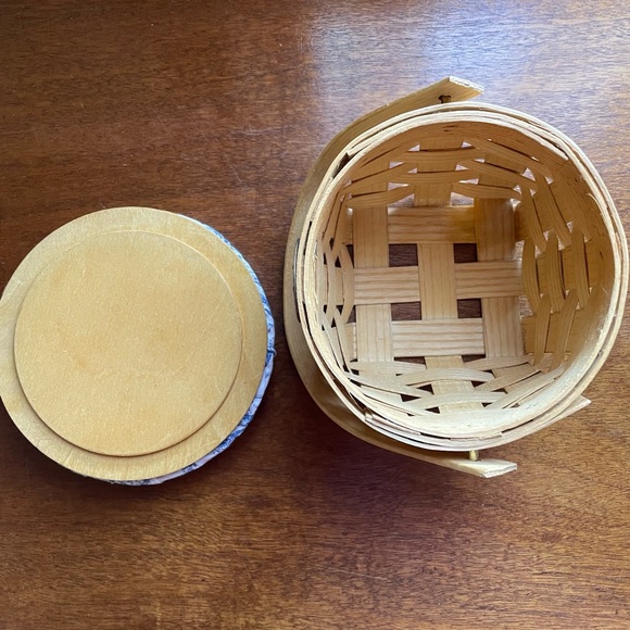 Peterboro Basket Co 5" Round Basket with Swing Handle and Lid - Picture 8 of 11